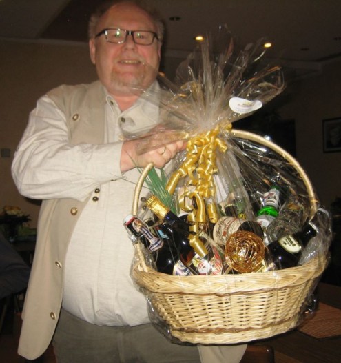 Erwin mit Geschenkkorb Erwin mit Geschenkkorb